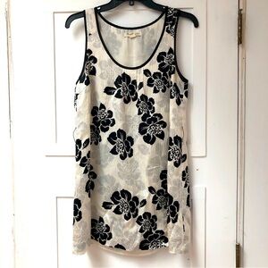 Forever 21 Boutique 100 silk fully lined black and cream floral mini dress M